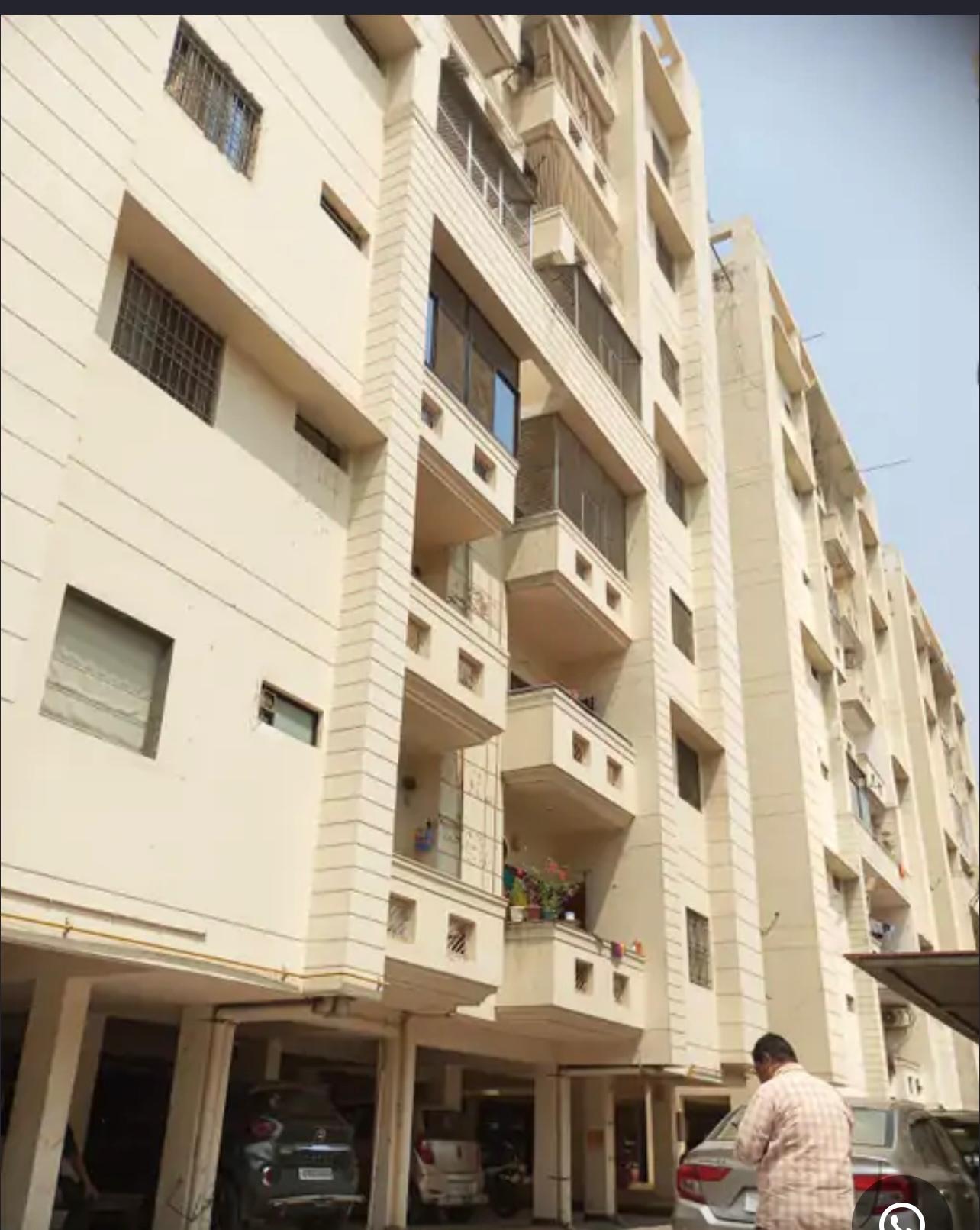 depression-se-joojh-rahi-mahila-ne-apartment-se-koodkar-di-jaan