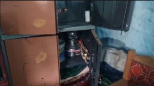 jhansi-ke-bukhara-gaon-mein-choron-ka-aatank-ek-hi-raat-mein-teen-gharon-ko-banaya-nishana