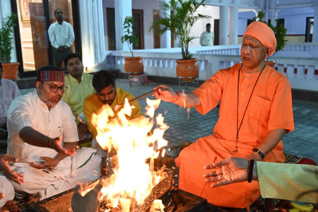 mukhyamantri-ne-kiya-gorakhnath-mandir-mein-mahagauri-ki-pooja-navratri