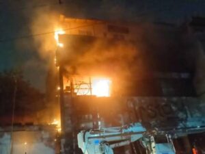 varanasi-ke-bahumanzila-pcf-plaza-mein-lagi-aag-aadha-darjan-dukanen-jalin