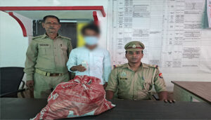 35 पाउच अवैध देशी शराब के साथ तस्कर गिरफ्तार