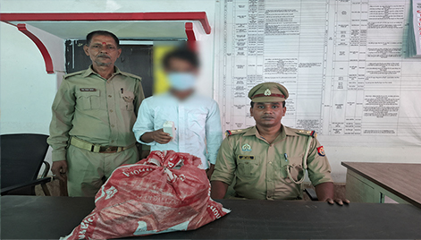 35 पाउच अवैध देशी शराब के साथ तस्कर गिरफ्तार