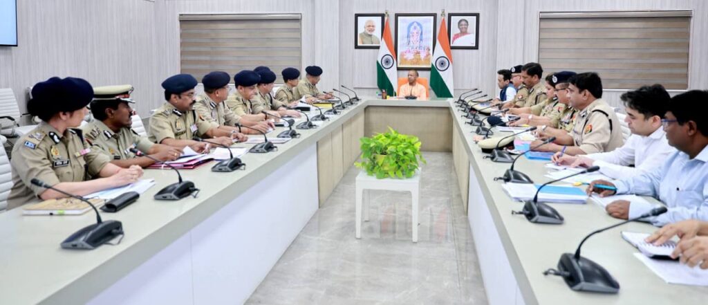rajbhavan-aur-police-mukhyalay-se-purane-afsaron-ko-hatane-ka-nirdesh-yogi-adityanath