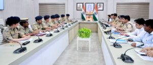 rajbhavan-aur-police-mukhyalay-se-purane-afsaron-ko-hatane-ka-nirdesh-yogi-adityanath