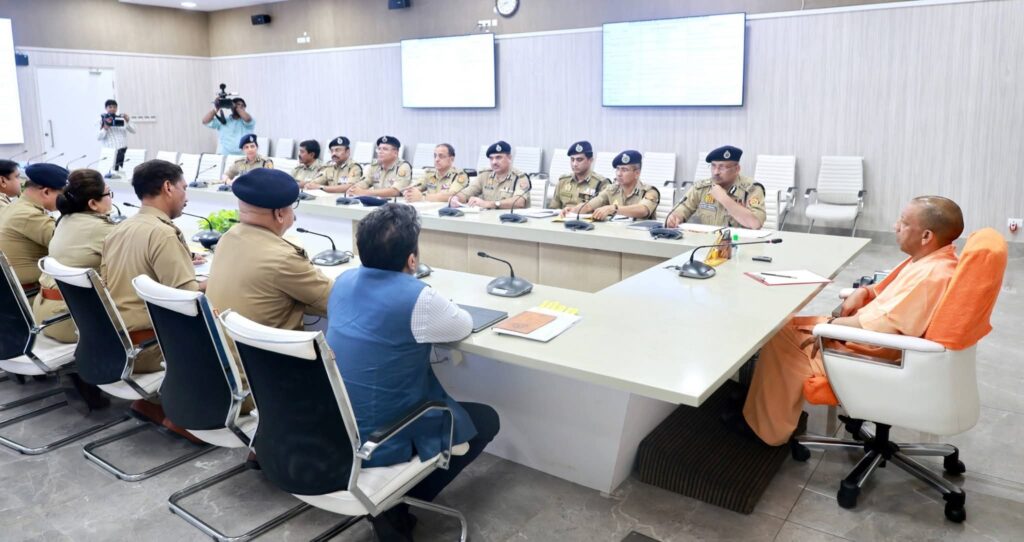 rajbhavan-aur-police-mukhyalay-se-purane-afsaron-ko-hatane-ka-nirdesh-yogi-adityanath