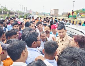 amul-plant-mein-mazdooron-ka-hangama-aarthik-shoshan-ka-lagaya-aarop