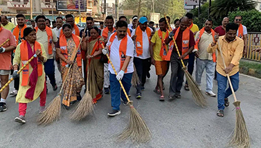पीएम के आगमन को लेकर शहर को चमकाने में जुटे भाजपाई, चलाया स्वच्छता अभियान