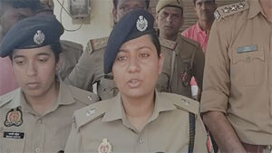 झंडा लगाने को लेकर दो पक्षों में टकराव, सड़क जाम कर किया प्रदर्शन