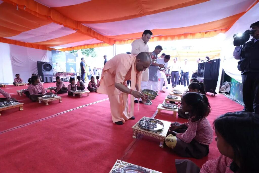 cm-yogi-ne-varanasi-mein-school-chalo-abhiyan-ka-kiya-shubharambh