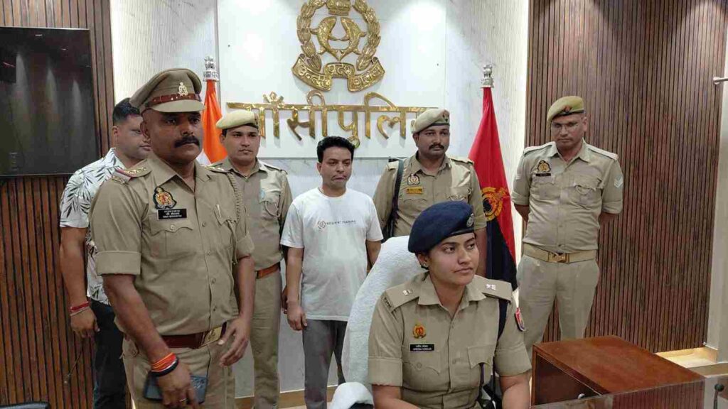 farzi-itc-racket-ka-bhandafod-39-sim-laptop-baramad-mastermind-giraftar