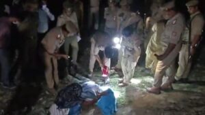 khet-mein-ped-se-latka-mila-yuvti-ka-shav-janch-mein-juti-police