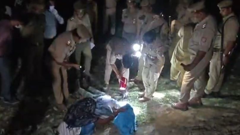 khet-mein-ped-se-latka-mila-yuvti-ka-shav-janch-mein-juti-police