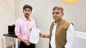 patrakar-ne-jiladhikari-ko-diya-gyapan-schoolon-mein-kitabon-ke-daam-par-lage-lagam