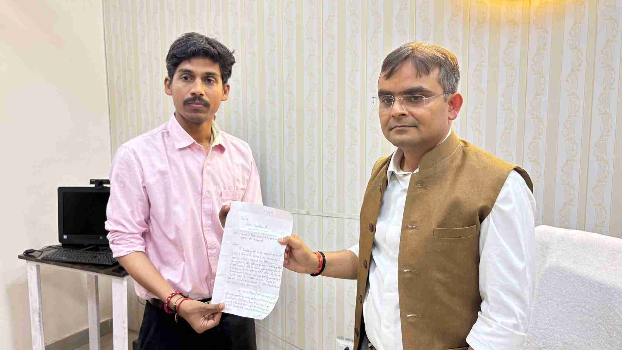 patrakar-ne-jiladhikari-ko-diya-gyapan-schoolon-mein-kitabon-ke-daam-par-lage-lagam