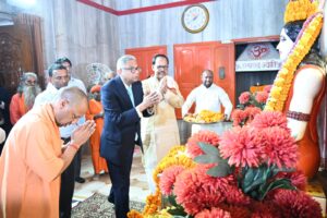 tata-sons-chairman-visits-gorakhnath-temple-with-cm-yogi