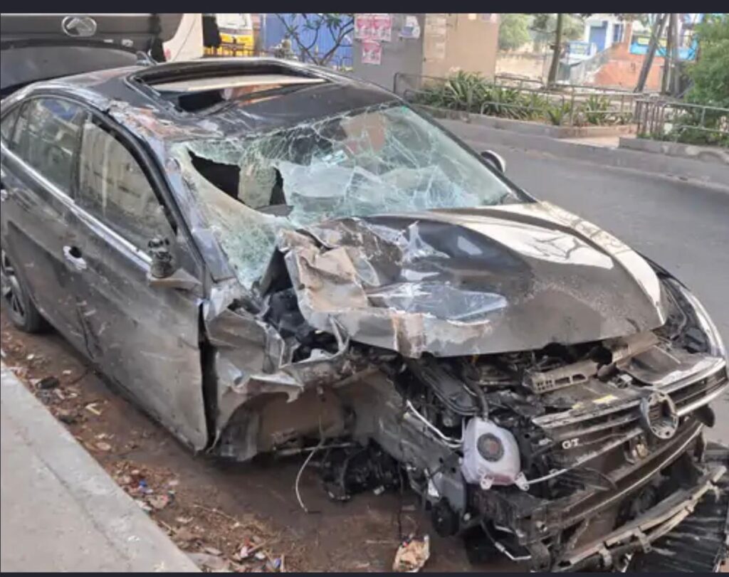 varanasi-mein-bada-car-haadsa-chalak-gambhir-roop-se-ghayal