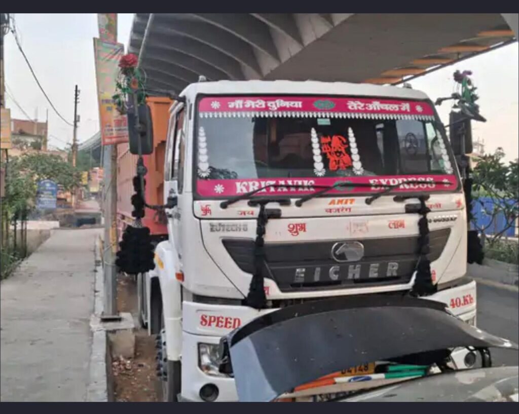 varanasi-mein-bada-car-haadsa-chalak-gambhir-roop-se-ghayal