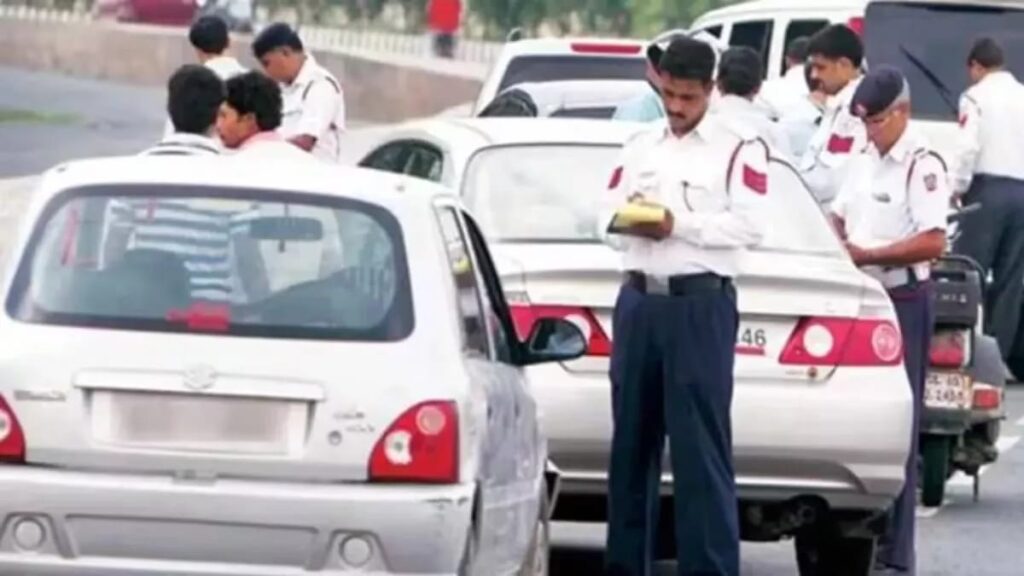 वाराणसी में यातायात नियमों को लेकर सख्त अभियान, 266 वाहनों के चालान