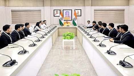 मुख्यमंत्री योगी आदित्यनाथ से वरिष्ठ प्रशासनिक अधिकारियों की शिष्टाचार मुलाकात