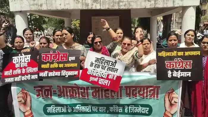 वाराणसी में महिला आरक्षण की मांग सड़कों पर उतरीं बीजेपी महिलाएं