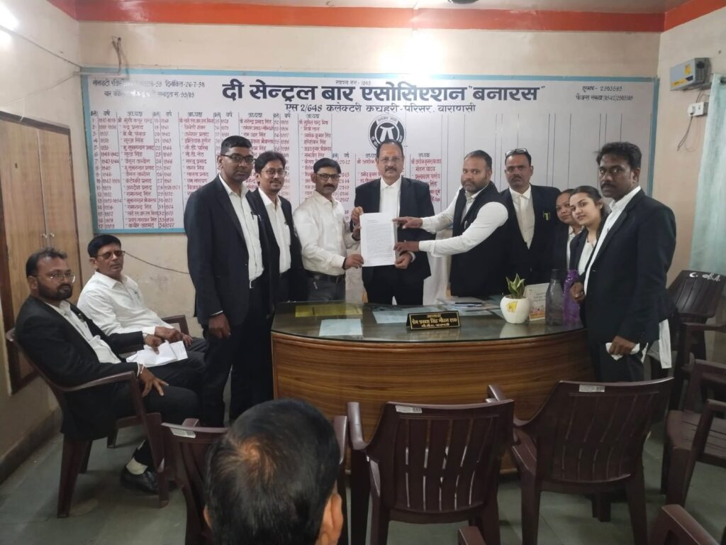 वाराणसी : चकबंदी अधिकारी पर 4 लाख की घूस का आरोप, DM से गुहार
