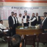 वाराणसी : चकबंदी अधिकारी पर 4 लाख की घूस का आरोप, DM से गुहार